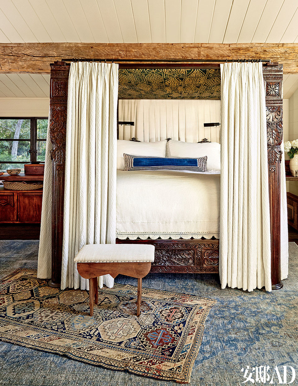 主卧的四柱床来自Tara Design，复古床幔面料来自Ndop，床品面料来自Lee Jofa。