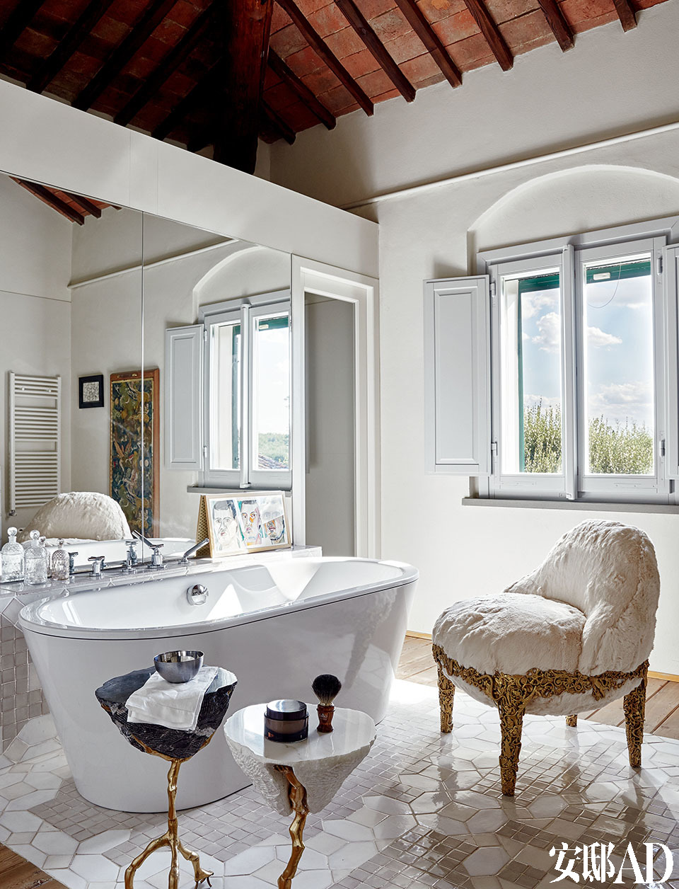 浴室里，巴洛克风格的小边几和扶手椅都是巴西设计师 Campana兄弟的作品，其实用设计总是像艺术品般独一无二。浴室里巴洛克形状的小边桌与“Roccocò”扶手椅形成对比，边桌和扶手椅都是Campana兄弟2012年的设计作品。
