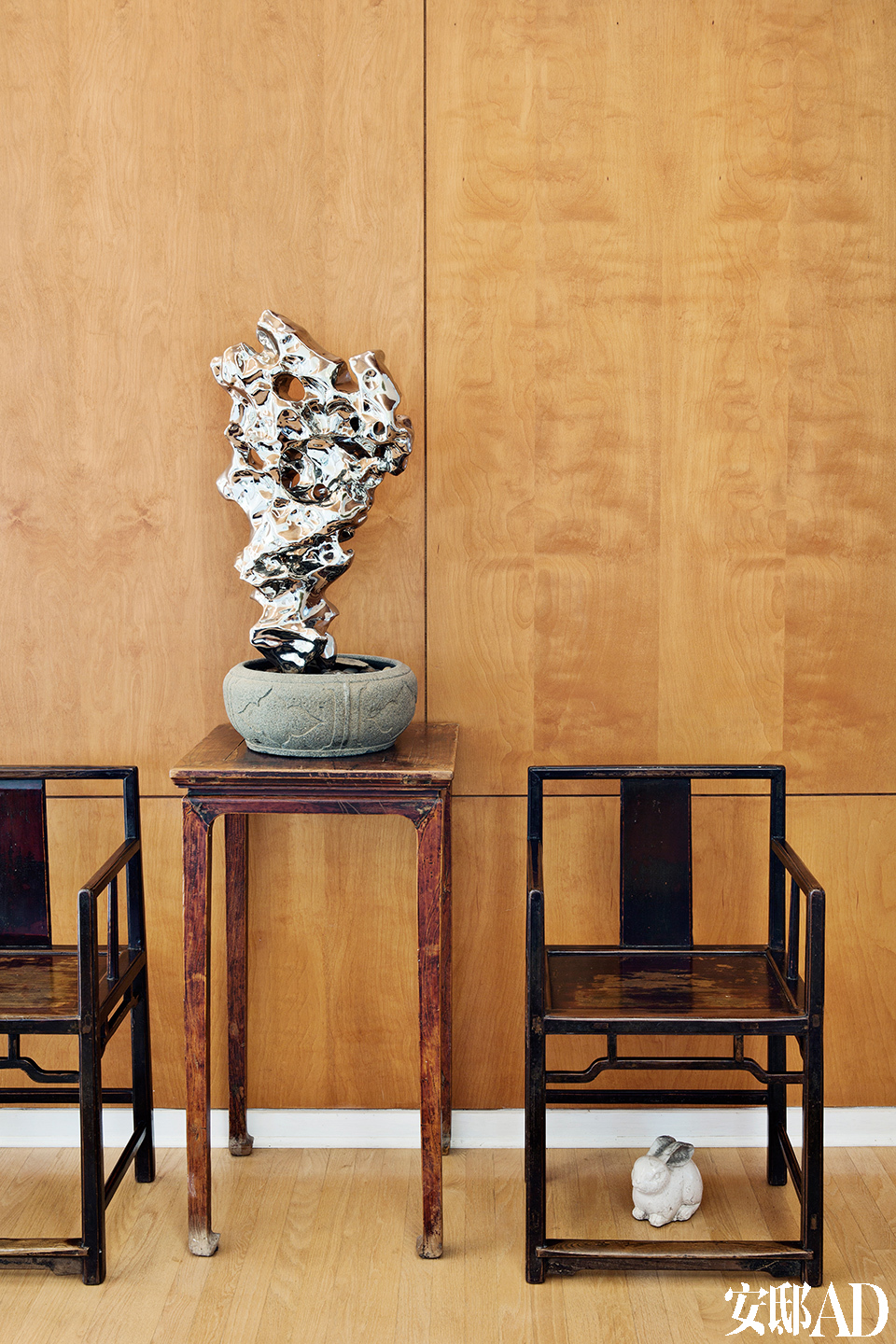 这是两把19世纪的中式玫瑰椅，中间是19世纪的中式马蹄腿方形花盆架，艺术家展望的不锈钢山石盆景，摆在花盆架上。中式家具营造的复古氛围里，当代艺术家展望的不锈钢雕塑成为神来之笔。
