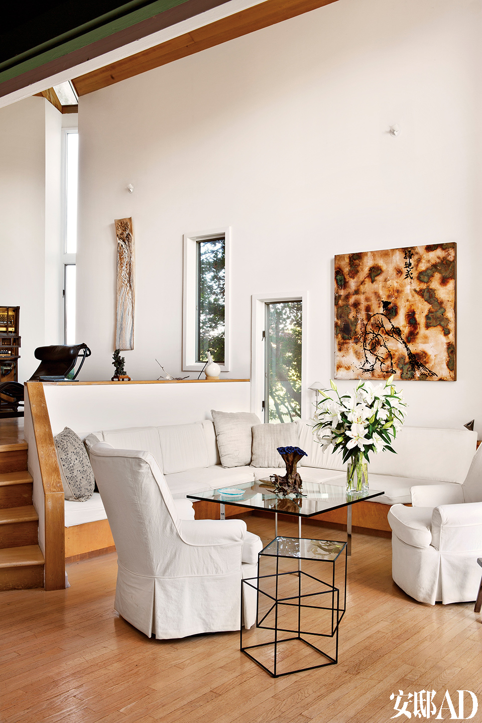 黑色边桌由Nendo设计，Capppellini生产制造。塞罗那咖啡桌是建筑大师密斯·凡·德·罗的经典设计，由Knoll生产制造。白色家具只为衬底，窗外的婆娑树影与墙上的艺术品互为呼应。