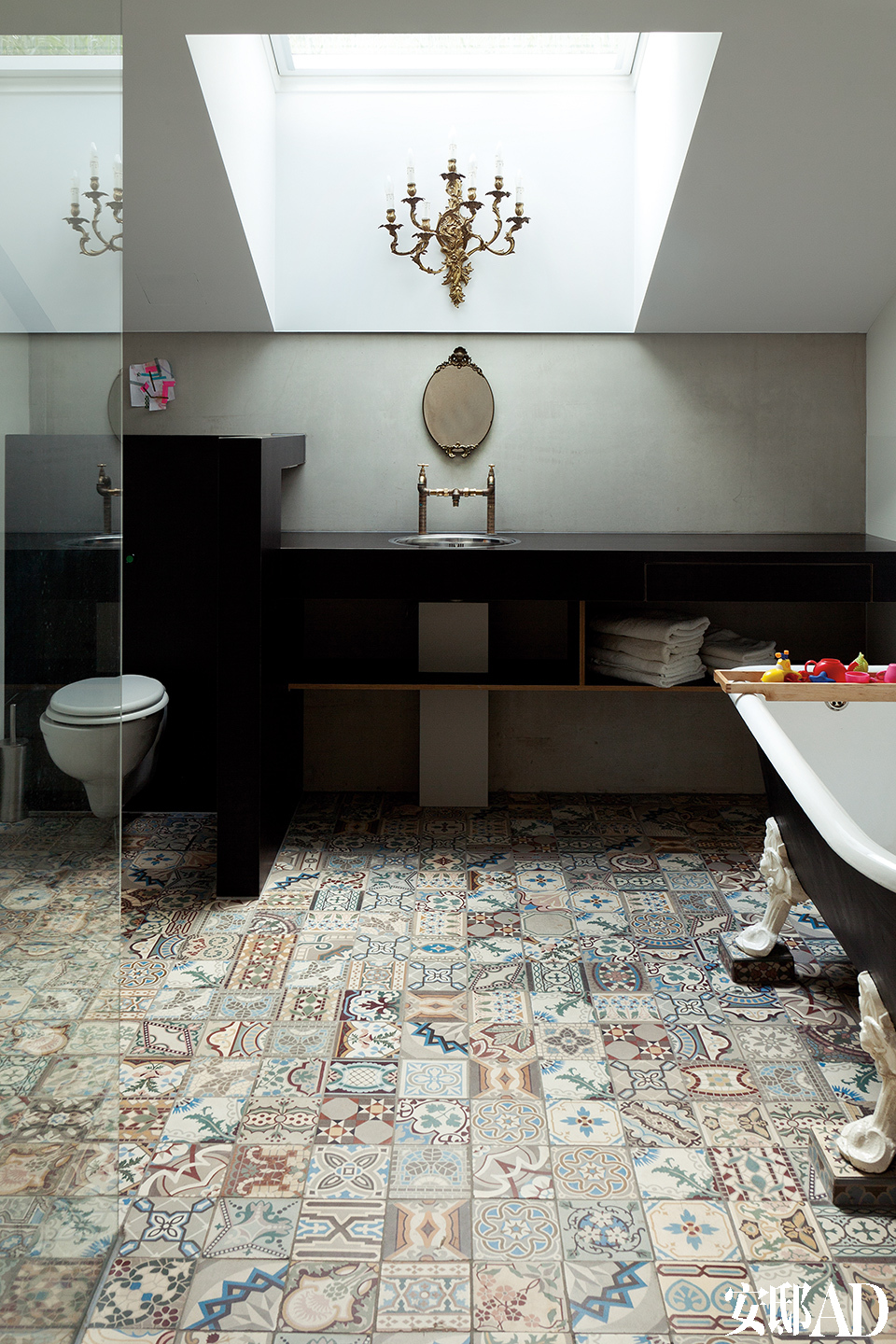 水泥混凝土元素被大量应用到每个房间，浴室也不例外，复杂的地面瓷砖与简洁的地上装饰形成对比。