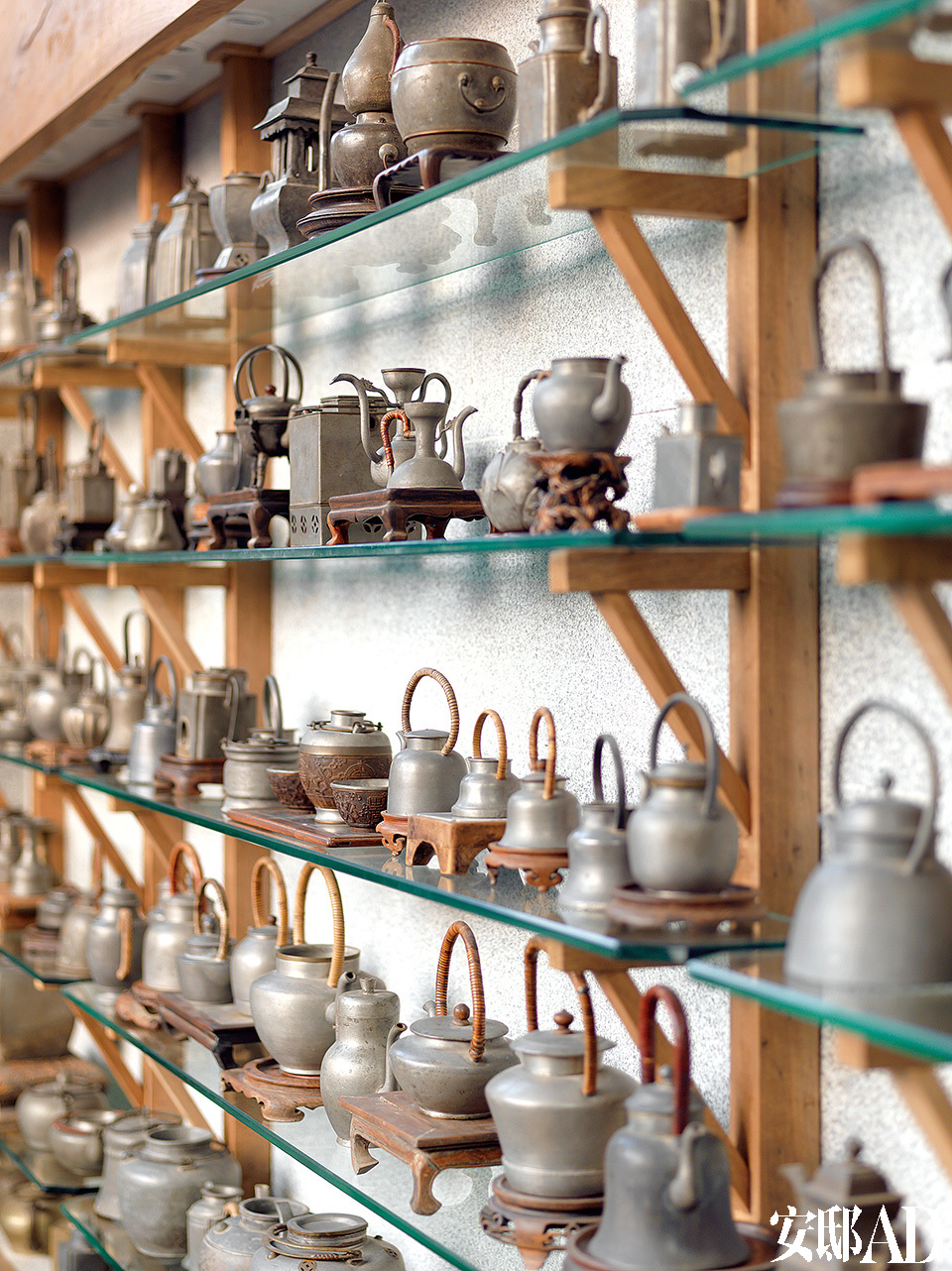 萨洋收藏的温酒器、酒壶和茶壶。