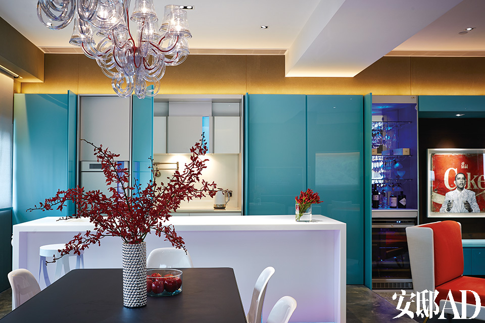 厨房电器由Karim Rashid使用MoodLite技术为Gorenje设计。有从天蓝色到粉红色的多种色彩选择。不使用时，玻璃幕墙橱柜可以把它们很好地隐藏起来。