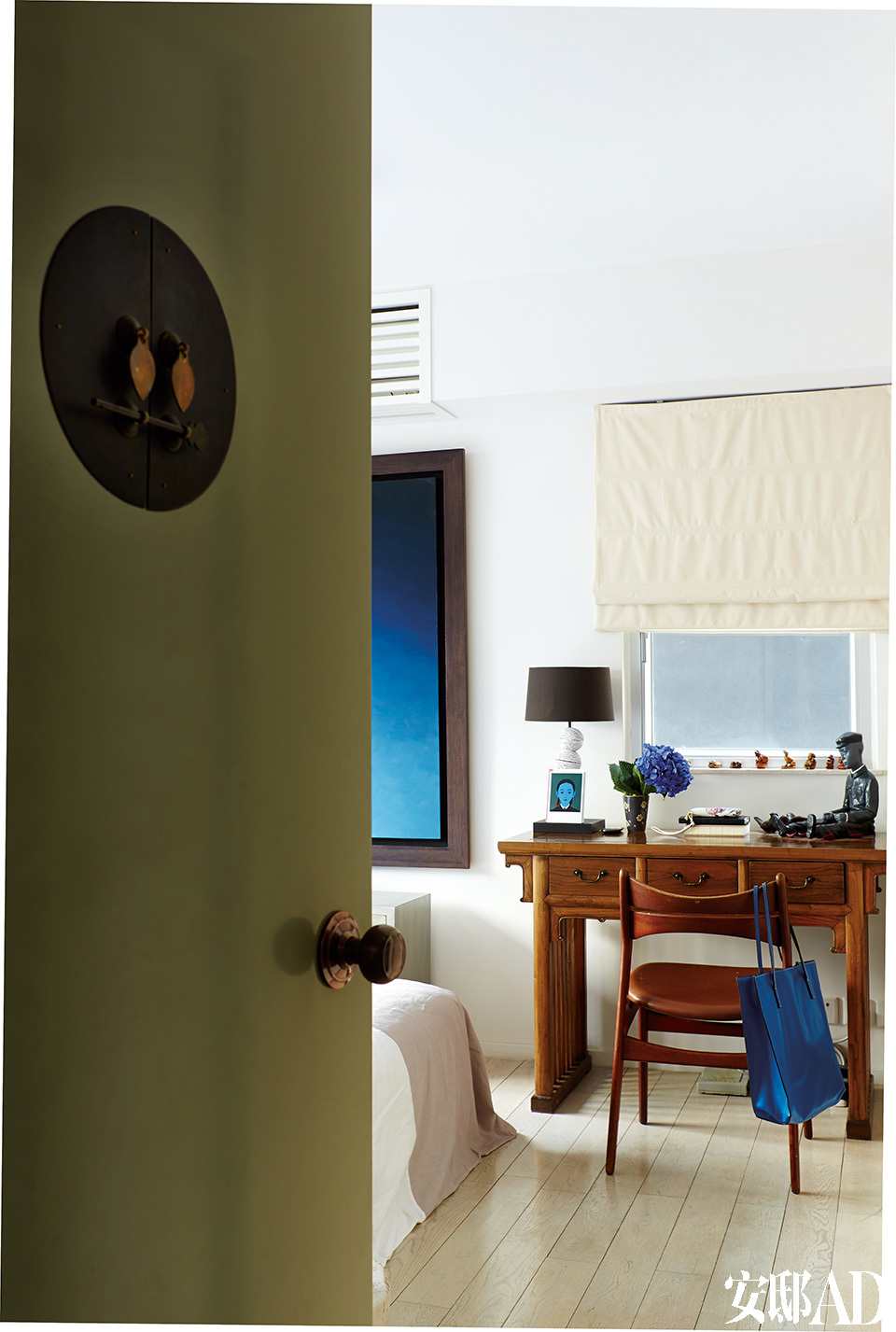 卧室的门被漆成了调皮的橄榄绿色，装饰性的传统中式门环是点睛之笔。中式古董桌身兼梳妆台和展示柜的双重作用，也是有效利用空间的又一范例。“ 真正的奢华是能有家的感觉，住在能满足你需要的地方。”
