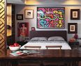 移开屏风，便是卧室空间，原来狭窄局促的卧室如今豁然开朗，颜色亮丽的Keith Haring绘画和蜷川实花的摄影作品更让这里气氛活泼，一对大理石床头桌也是主人Del Vecchio的设计。