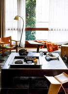 客厅与阳台之间那张木质躺椅来自印尼，是一张老的柚木椅，因为年代过于久远，所以木质已经风化为石头一样的质感，非常特别，也是王伟忠的心头爱。柚木椅上的橘色三菱几何盖毯来自品牌Verpan、前侧是Vitra的“蝴蝶凳”，茶几上摆着Living Georg Jensen的“波浪盘”，皆由北欧橱窗提供。后侧的vintage落地灯由Severin Jr. Hansen所设计（丹麦仓库提供）。