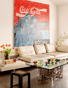 二层客厅，墙上是王广义的“大批判”系列之一，茶几来自美国艺术家John Daugherty，沙发出自意大利品牌Cappellini，凳子是从云南淘的古董。