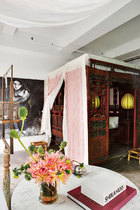 韩枫的卧室中摆放着中式和奥地利的古董家具。