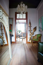 巧妙利用玄关，这里古典边框的大面镜子和摆件提示这个家的欧式品位。