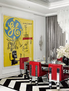 黑白条纹交织的地板为整个空间带来一股魔幻感，墙上的大型画作则阐明了这个大宅的艺术主题。另一幅Andy Warhol和Jean-Michel Basquiat合作的画作成为餐厅的主要装饰。老式Craig Van Den Brulle椅子和配套的餐桌均由Paul Evans设计。定制的地毯来自Kyle Bunting。