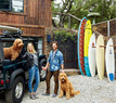 TOMS鞋业创始人布雷克·麦考斯（Blake Mycoskie）和他的妻子Heather在加利福尼亚托盘嘎谷（Topanga Canyon）的家门口，身边是他们的大狗Gypsy 和Buddha。他们的住所由设计工作室Hammer andSpear负责改建和装修。