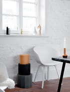 光线是最好的化妆师，来自丹麦品牌HAY的椅子在光线装点下仿佛静物写生画。