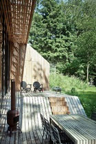 户外露台的设计实现了从室内到室外的完美过渡，天然木材的运用将自然与建筑完美融合在一起。