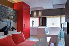豪华的开放式卧室和浴室带给人一种酒店套房的氛围；红白两色让这里充满时代新鲜感。定制的大床上使用了Merci Paris的床上用品。