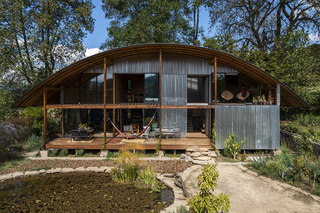 在乡野深处，建筑师夫妇建造可持续“飞机库”之家