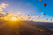 美国阿尔伯克基阿尔伯克基可谓是世界热气球爱好者的最大聚集地，也是见证数以百计的绚丽气球漂浮空中的理...