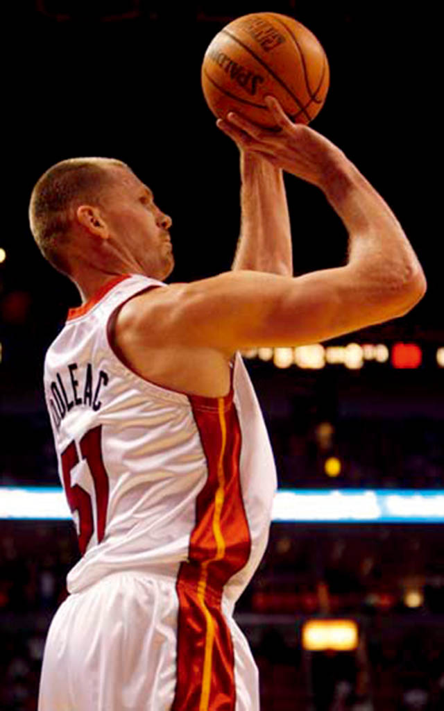 100年,100大球员之一 1978年获得医学博士学位,并于9年后的1987年挂靴