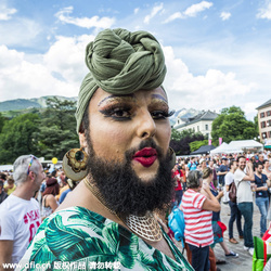 世界多地举行同性恋大游行 奇葩装扮令人大跌眼镜