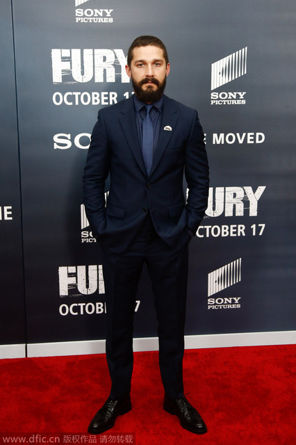 美国华盛顿当地时间2014年10月15日，Shia LaBeouf出席电影《狂怒》全球首映礼。暗夜蓝平驳领两粒扣套装配搭王子结领带。还有胸花怒放的配饰和野蛮生长的胡子。