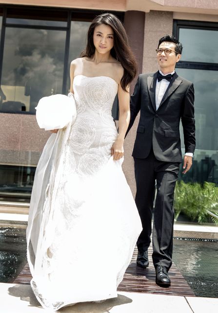 2014年8月19日，近日，汤唯与金泰勇正式结为夫妻。婚纱照曝光。

