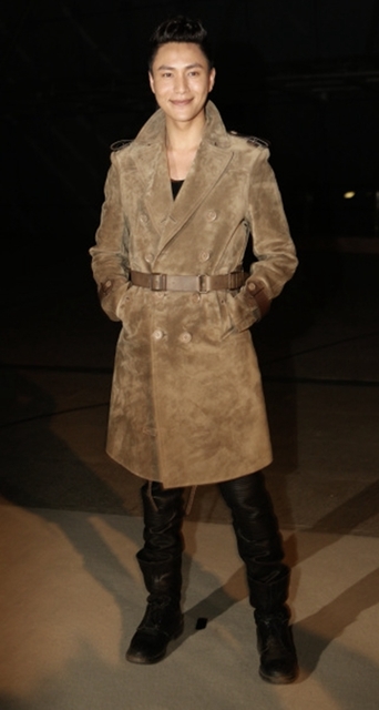 陈坤身着Burberry 大衣于2011年4月出席 Burberry 在北京举办的旗舰店开业典礼暨名为 “Burberry Beijing livestream” 的品牌活动。
