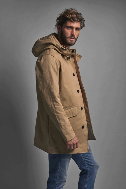 男装外套：更多亮眼单品，如轻盈尼龙风衣，可拆卸帽子的双层防水外套，与 Golden Bear 品牌合作设计的黄棕色羊皮短装等。