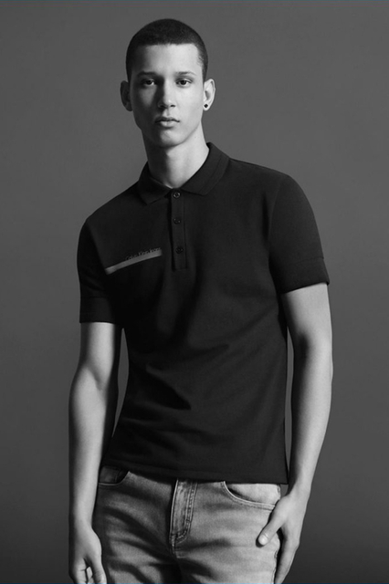 Calvin Klein Jeans本季推出了休闲系列丹宁型录。黑白的画片，褪去色彩只剩纯粹本质。受到军装元素启发的夹克衫，款式简约印有LOGO的POLO衫，以及帆布鞋。低调简约的设计，让浮华的夏季多了几分沉静。