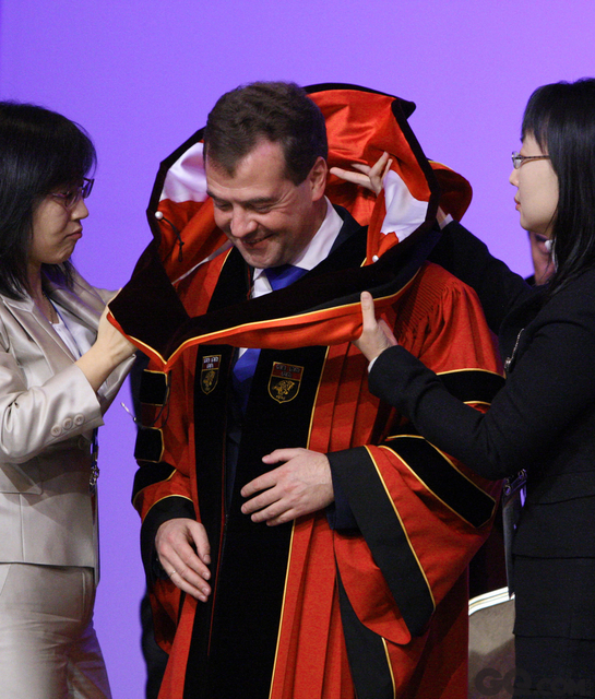 当地时间2010年11月10日，韩国首尔，梅德韦杰夫穿着学士服被授予荣誉学位。