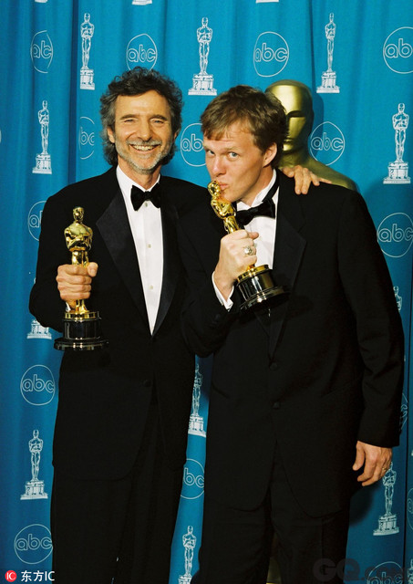 在2002年汉森与着名说唱歌手艾米纳姆合作推出《8英里》，用音乐表达出对生活的愤怒和不满的说唱歌手故事很快风靡全球，艾米纳姆也获得了第75届奥斯卡金像奖最佳原创歌曲奖。