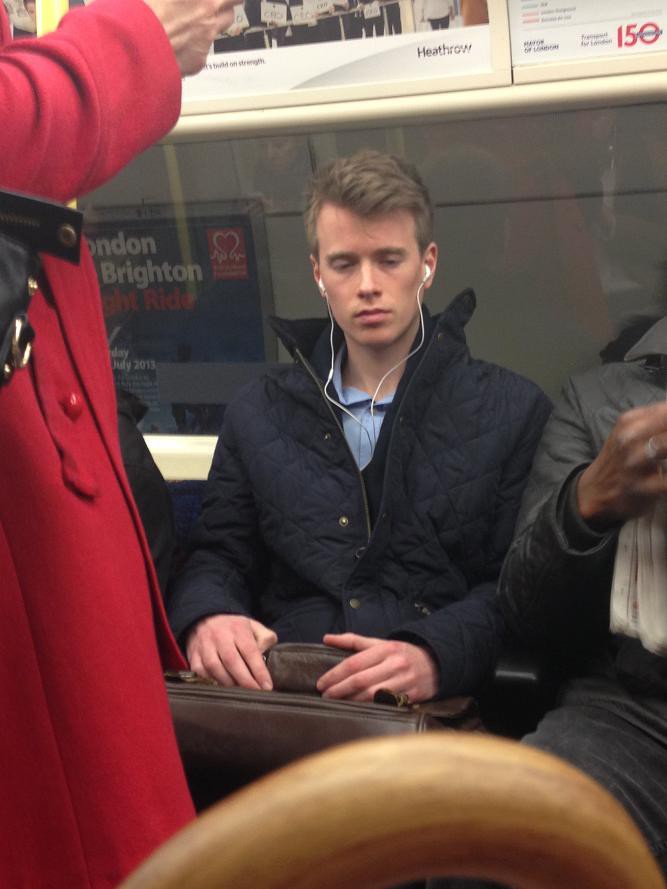 1/28之前,有一群伦敦地铁里的帅哥被各路花痴偷拍,照片不知不觉流传到