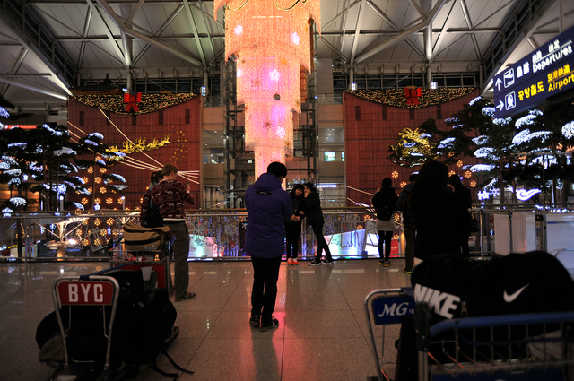全世界最好的十大机场：韩国仁川国际机场当地时间2012年12月21日，韩国仁川国际机场，大厅内的炫目灯饰预告着圣诞节的临近。
