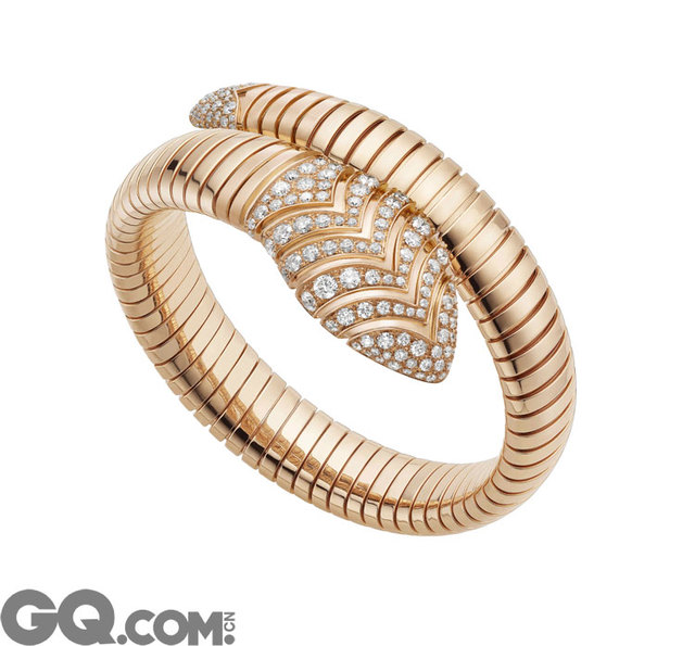 戴上一条 2015 Serpenti Tubogas项链，在它萦绕颈间的那一刻，感受埃及艳后式的霸气之美与迷人魅力吧。项链上的蛇采用了 Tubogas制作工艺，以玫瑰金为材质，蛇头蛇尾镶嵌 3.2 克拉钻石。除了项链，Serpenti Tubogas 系列还推出了一款玫瑰金耳环，鳞片上镶嵌有1.55克拉钻石。
