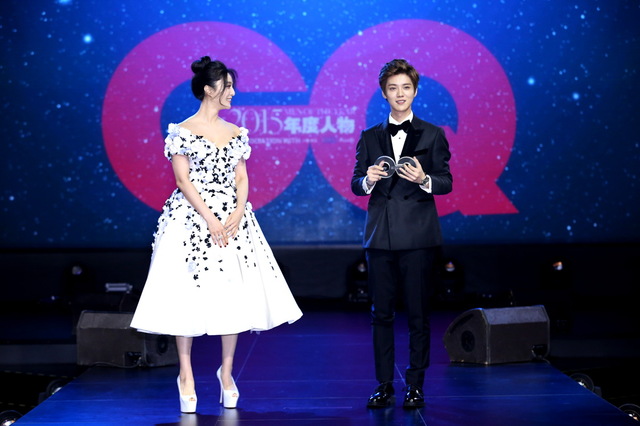 2015GQ年度人物盛典 颁奖晚宴 范冰冰为亚洲新偶像鹿晗颁奖
