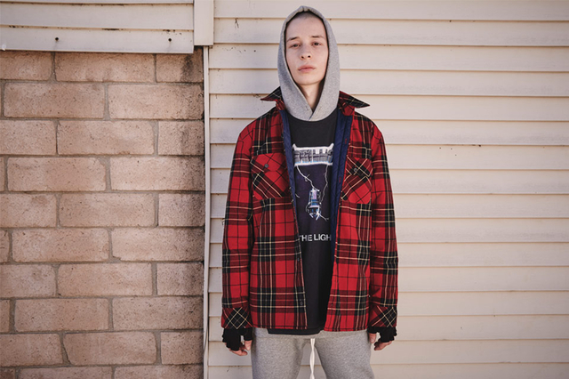 美国洛杉矶品牌Fear of God联合加利福尼亚品牌PacSun，推出了一个新的品牌线F.O.G。将于2015年12月11日在实体店和PacSun的官网同步发售，这一系列主打休闲风。宽松的街头风格拥抱了修身裤、夹克衫，碰撞出独特的火花。军绿、红色和黑色是本季的主色调。