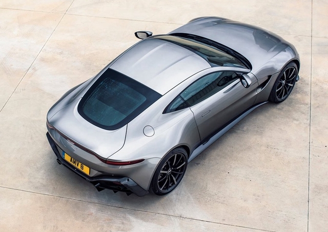 空气性能是Aston Martin Vantage Tungsten Silver的核心设计理念，由此可以产生量产汽车中十分罕见的水平下压力。4.0L双涡轮增压V8发动机的配置也毫不逊色。