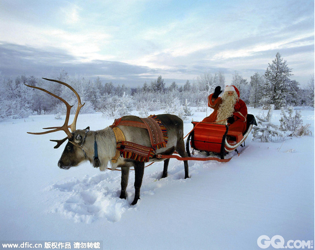 世界上唯一的圣诞老人村位于芬兰罗瓦涅米以北8公里的北极圈上，每年源源不断的游客从世界各地纷涌而至，为一睹圣诞老人的风采。踏入这片土地，你就能马上体会到浓厚的圣诞气息，盛装的圣诞老人，巨大的雪人、美丽的冰雕、缤纷多彩的圣诞树、随处可见的驯鹿、穿着传统服饰的拉普兰人等应有尽有。你千万不要小看居住在这里的圣诞老人哦！这里的圣诞老人接受过专业的训练，他们掌握30种语言的基本问候，常常在圣诞老人办公室中接待各地游客。他们仿佛是从各种明信片、小说、儿童故事里走出来的人物一般，带着童话而传奇的色彩！   
