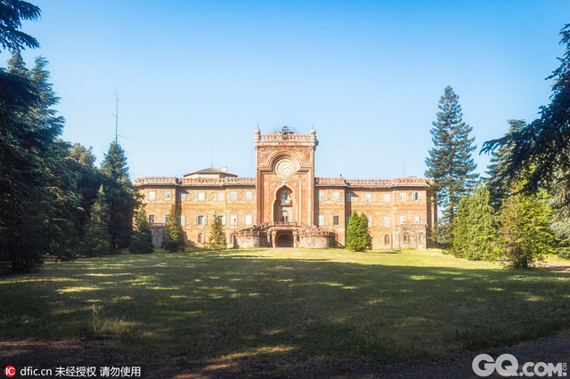 2016年6月6日报道（具体拍摄时间不详），位于意大利托斯卡纳区的Sammezzano城堡始建于17世纪早期，由西班牙贵族所建，查理曼大帝甚至拜访过该城堡，之后这座城堡成了一家酒店。19世纪90年代，酒店被关闭，这座城堡就成了空城，关闭多年的它就像一颗失落的明珠。1889年，Sammezzano城堡被翻新，之后就一直保持着它的面貌。如今这座城堡将被拍卖，据竞买人，这座城堡将被改造成一座奢华的spa酒店。近日29岁的荷兰摄影师罗曼用镜头向我们展示了这座富丽堂皇的绝美城堡。据罗曼称，这座城堡甚至可以追溯到罗马时期，当时为富有的意大利人家族所有。