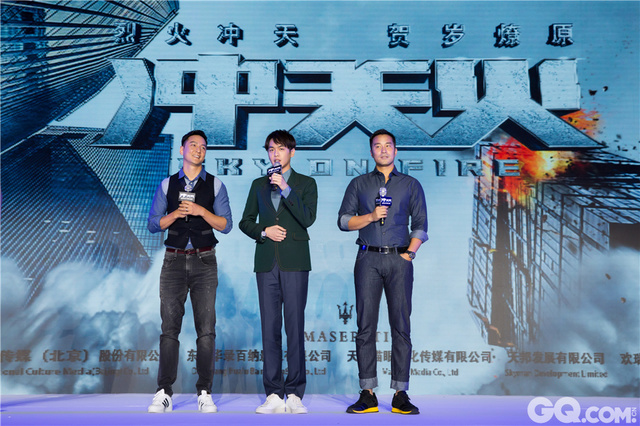 今天晚上，张若昀以一身帅气黑色西装亮相上海电影节开幕红毯，正式开启大银幕之旅。