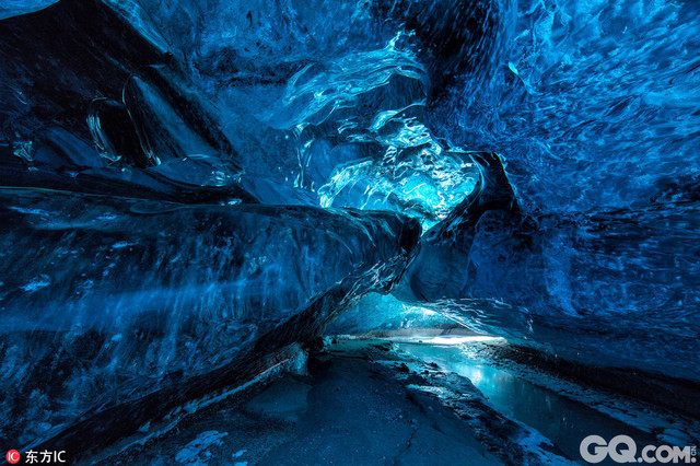 冰岛哈夫纳夫约杜尔摄影师哈夫纳夫约杜尔冒险前往Breidamerkurjokull冰川，拍下了该地壮观的冰洞奇景和来此探险的冒险家。在这组令人震撼的图中，幽湖水映衬光滑的冰川，形成深邃幽兰的色调，与冰冻上方的天空形成强烈对比，顺着蜿蜒崎岖的冰川仰望，积雪洁白无瑕，冰冻幽蓝深邃，加上阴影处的暗黑色，黑白蓝三色形成了一个神奇的纯净世界。