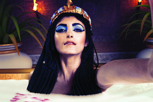 假如历史名人也自拍 埃及艳后秀沐浴自拍照