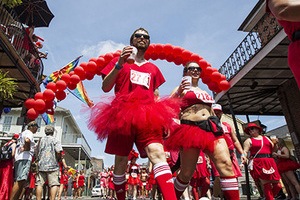 美国新奥尔良“红裙跑” 众猛男一身红装无限妖娆
