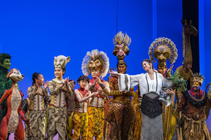《狮子王》中文版首演 非洲巫师唱中文歌辛巴朋友唱京剧