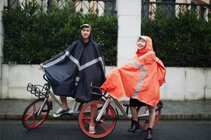 摩拜单车推出便携式骑行雨衣，但是价格有点让人不想共享