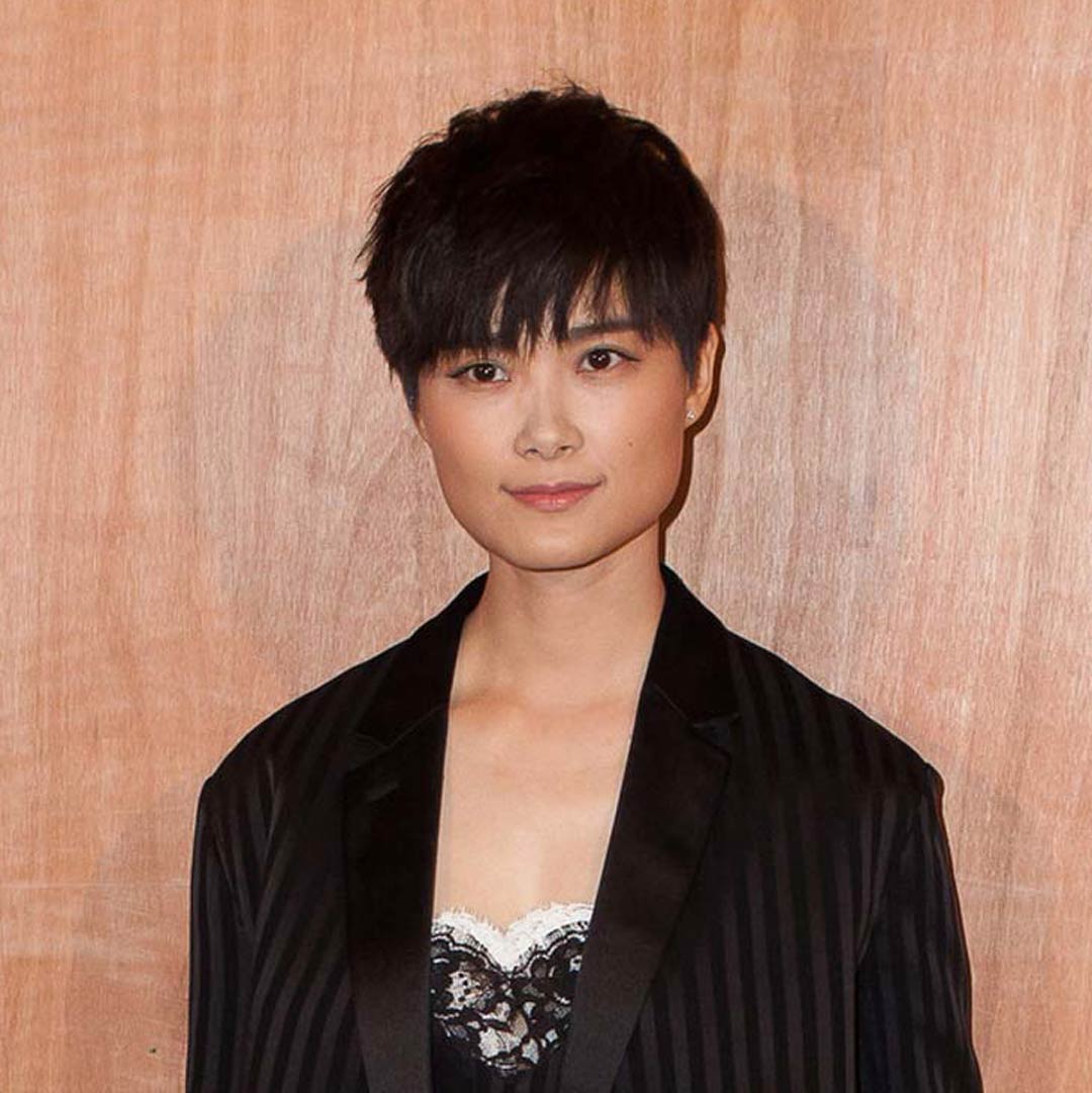 因为李宇春是方脸,所以圆润干净的发型可以让她的脸部线条显得更柔和