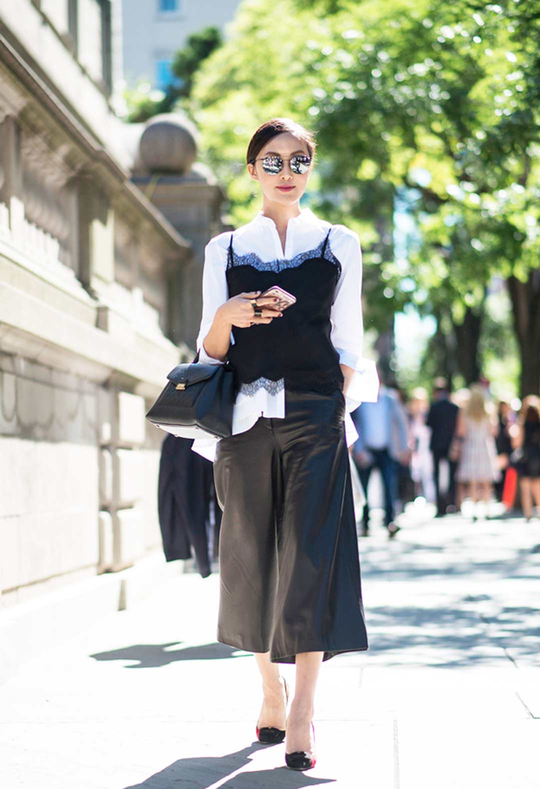 这种黑色蕾丝吊带上衣普及度最高,随便抓件白t和牛仔裤一起穿就很时髦