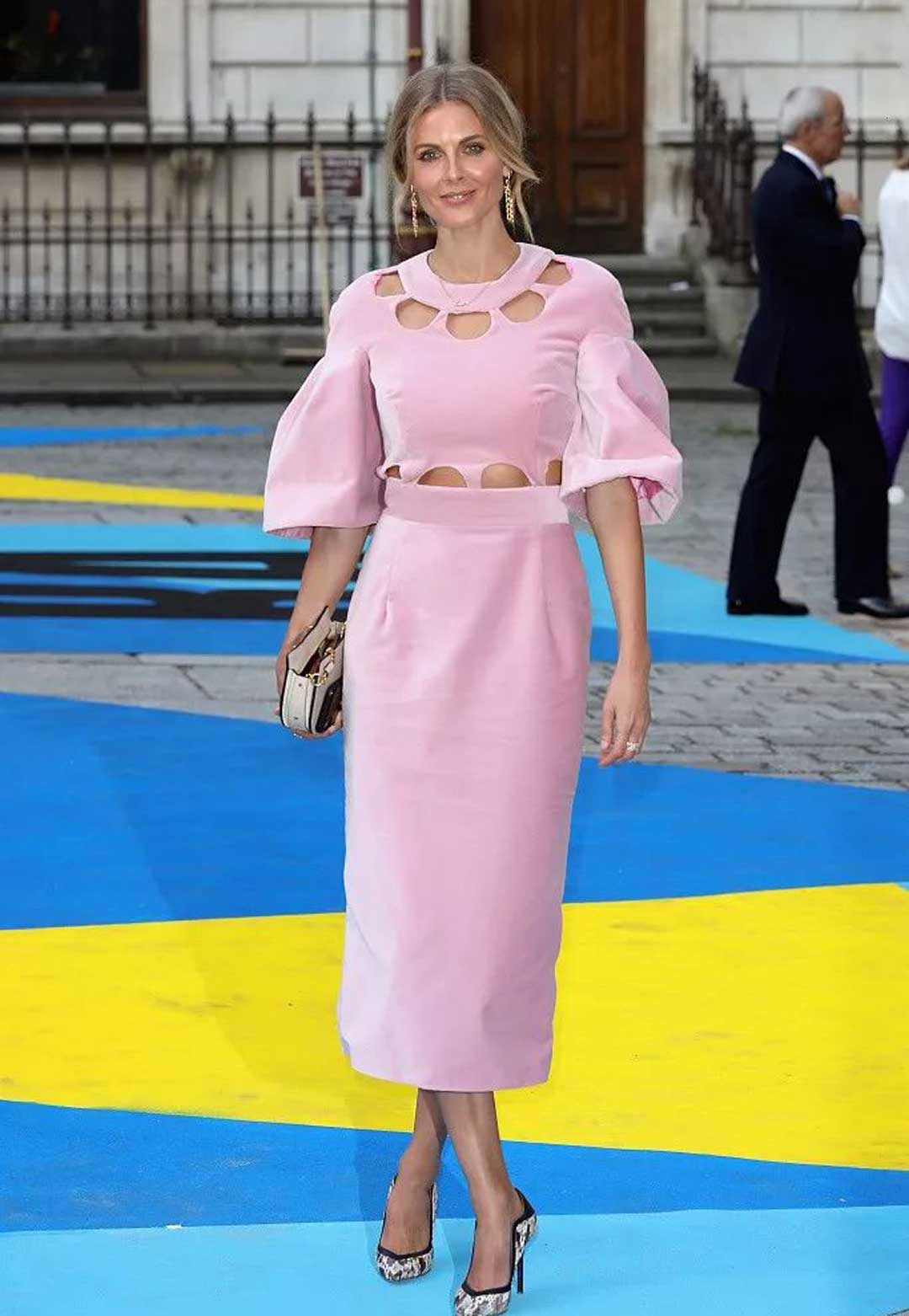 偏黑的肤色并不是所有浅色都能穿,粉色就是危险颜色.