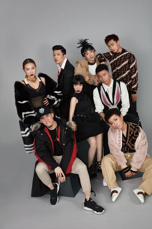 白色高领上衣,棕色外套,黑色长裤 均为fendi 白色发带 私人物品 阿k