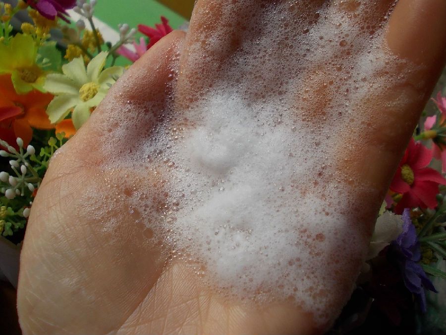 泡沫丰盈细腻且每个泡沫之间紧密相连   被香草花味瞬间包围   有一