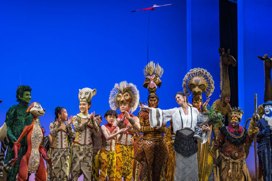《狮子王》中文版首演 非洲巫师唱中文歌辛巴朋友唱京剧