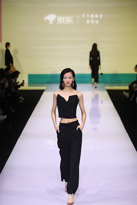 京东携tracychu亮相中国国际时装周演绎轻奢时尚
